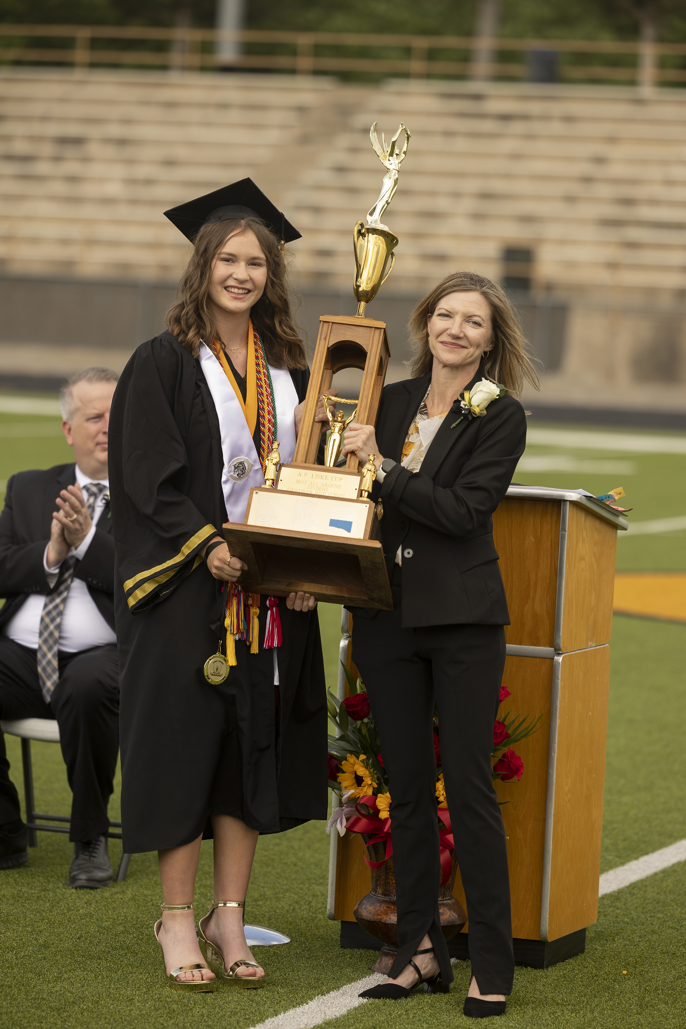 Dr. Julia McMains presents 2025 Liske Cup honoree Elyse Beck