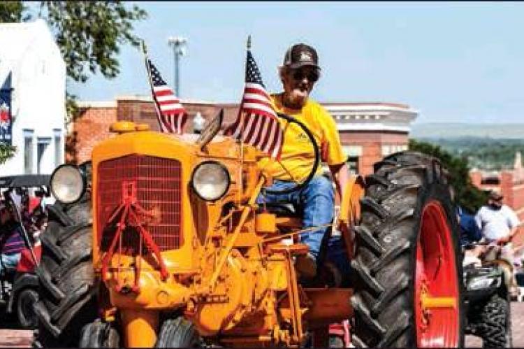 BEST ANTIQUE TRACTOR WINNER TERRY CROSGROVE ON 1949 MINNEAPOLIS MOLINE