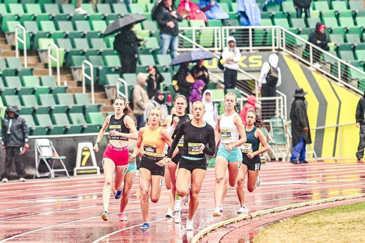 Arionna Black leading the pack at University of Oregon's Hayward Field