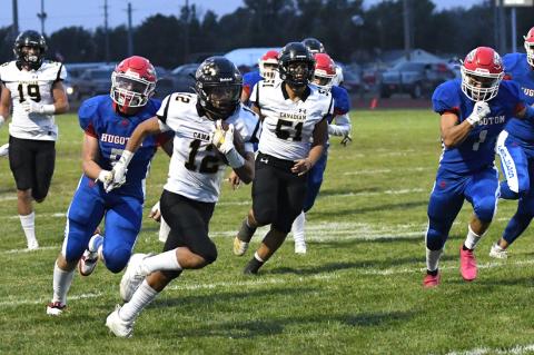 ANGEL GARCIA (NO. 12) OUTRUNS HUGOTON’S RIGGS MARTIN (NO. 5) ON A CHARGE DOWNFIELD, FLANKED BY REAGAN COCHRAN (NO. 19) AND JORGE DOMINGUEZ (#51)