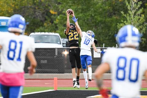 Riggs Pennington (22) pulls in a TD pass from QB Keelan Baileys