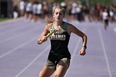 Arionna Black in the 1600-meter relay at regionals