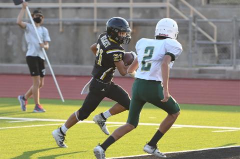 Max Dumbauld (No. 21) collects a pass and runs it in for a TD.