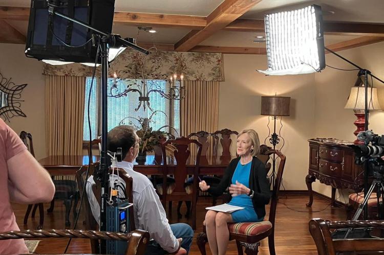 Judy Woodruff in an interview with Steve Rader at his ranch home