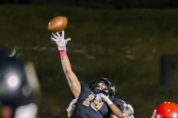 Cat Claw: Reagan Cochran (19) makes a spectacular one-handed catch just before halftime.