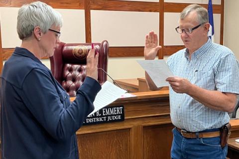 Hemphill County Judge Lisa Johnson gives the oath of office to Dale Schafer